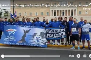 ΒΙΝΤΕΟ/Τραγούδησαν το "Χώμα που περπάτησα" μπροστά στη Βουλή των Ελλήνων