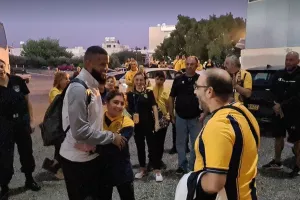 ΦΩΤΟΣ / Αγκαλιά με Σάντος η μικρή Ερμίνα 