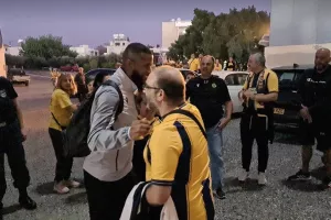 ΦΩΤΟΣ / Αγκαλιά με Σάντος η μικρή Ερμίνα 