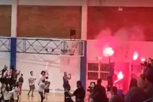 (ΒΙΝΤΕΟΣ Kerkida) ANO- "Πάρτι" με τον κόσμο, τραγούδησαν όλοι μαζί το ''Χώμα που περπάτησα''