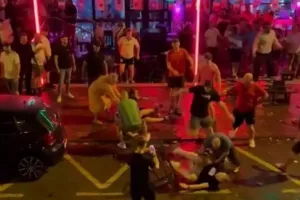Άγριο... ξύλο ανάμεσα σε Άγγλους και Ουαλούς οπαδούς (Βίντεο)