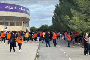 ΦΩΤΟΣ / Μαζεύονται οι ΑΠΟΕΛίστες έξω από τη Νότια