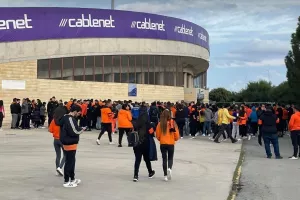 ΦΩΤΟΣ / Μαζεύονται οι ΑΠΟΕΛίστες έξω από τη Νότια