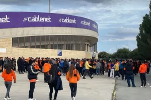 ΦΩΤΟΣ / Μαζεύονται οι ΑΠΟΕΛίστες έξω από τη Νότια