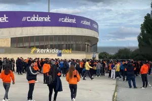 ΦΩΤΟΣ / Μαζεύονται οι ΑΠΟΕΛίστες έξω από τη Νότια