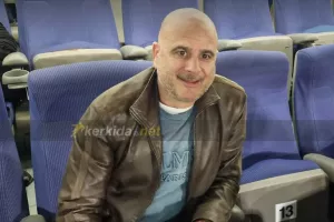 Πόζαρε στο kerkida.net o Tιμούρ 