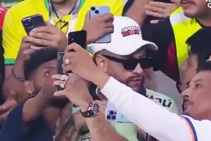 Οπαδοί έβγαζαν selfie με σωσία του Νεϊμάρ στις κερκίδες