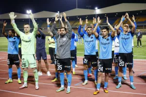 (ΒΙΝΤΕΟΣ Κerkida) Ψηλά τα χέρια και συνθήματα μαζί με τον κόσμο οι παίκτες!