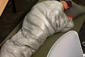 Διευθύντρια του Twitter κοιμάται με sleeping bag στο πάτωμα