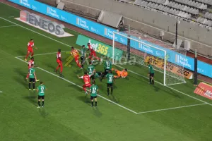 ΦΩΤΟΣ/To 1-0 του Ντορεγκαράι και ο πανηγυρισμός... καράτε στο σημαιάκι!
