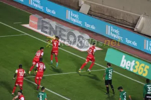ΦΩΤΟΣ/To 1-0 του Ντορεγκαράι και ο πανηγυρισμός... καράτε στο σημαιάκι!
