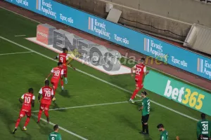ΦΩΤΟΣ/To 1-0 του Ντορεγκαράι και ο πανηγυρισμός... καράτε στο σημαιάκι!