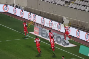 ΦΩΤΟΣ/To 1-0 του Ντορεγκαράι και ο πανηγυρισμός... καράτε στο σημαιάκι!