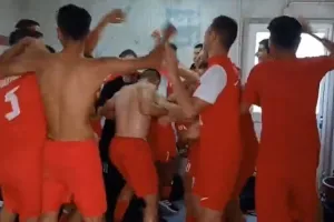 "Χαμός" στα αποδυτήρια μετά τη νίκη στο ντέρμπι! (βίντεο)
