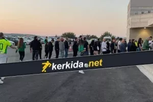Λίγο πριν την σέντρα... Ουρά για εισιτήριο 
