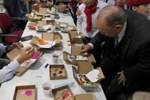 Παιδικά χαμόγελα στον στολισμό του Χριστουγεννιάτικου δέντρου από το «νερό και χΡώμα» στον ΚΟΑ