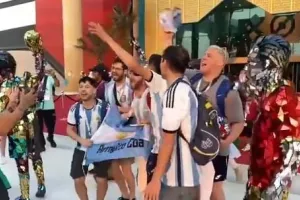 Αργεντίνοι χορεύουν και τραγουδούν έξω από το γήπεδο της πρεμιέρας