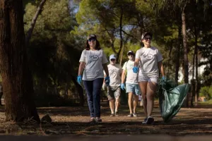 Η παραλία Δασούδι στη Λεμεσό έγινε καθαρότερη μέσω μίας συντονισμένης εκστρατείας καθαριότητας