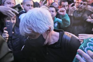 ΕΡΧΕΤΑΙ 