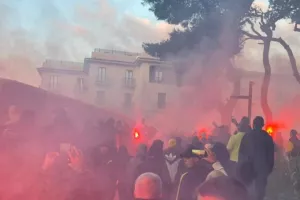 Αποθεώθηκε η αποστολή της ΑΕΚ κατά την αναχώρηση της από το ξενοδοχείο (βίντεο)