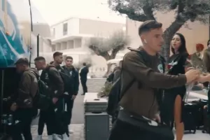 O Παναθηναϊκός στην Κύπρο/ΒΙΝΤΕΟ - Υποδοχή με λουλούδια 