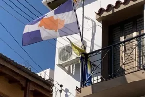 Μπαλκόνι με γαλανόλευκη - γαλαζοκίτρινη σημαία στην Οδού/ανάρτηση Ν. Πετεβίνου