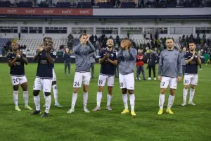 (Φώτος) Ζεστό χειροκρότημα εκατέρωθεν από παίκτες και κόσμο