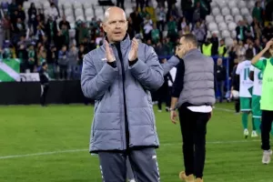 (Φώτος) Ζεστό χειροκρότημα εκατέρωθεν από παίκτες και κόσμο
