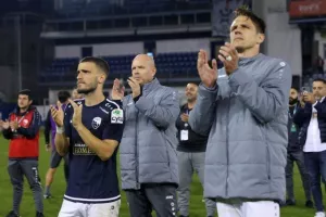 (Φώτος) Ζεστό χειροκρότημα εκατέρωθεν από παίκτες και κόσμο