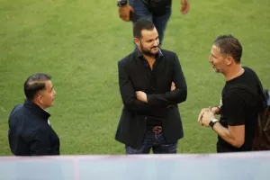 Φίλοι, εκτός...