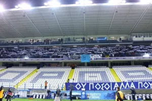 (Φώτος) Ζεστό χειροκρότημα εκατέρωθεν από παίκτες και κόσμο