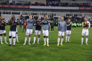 (Φώτος) Ζεστό χειροκρότημα εκατέρωθεν από παίκτες και κόσμο