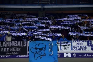 (Φώτος) Ζεστό χειροκρότημα εκατέρωθεν από παίκτες και κόσμο