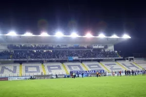 (Φώτος) Ζεστό χειροκρότημα εκατέρωθεν από παίκτες και κόσμο