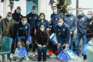 Απόλλων/Μοίρασε χαμόγελα και δώρα στα μικρά παιδιά στο Γεν. Νοσοκομείο (φώτος)