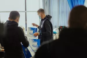 Απόλλων/Μοίρασε χαμόγελα και δώρα στα μικρά παιδιά στο Γεν. Νοσοκομείο (φώτος)