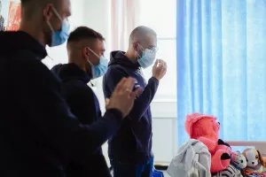 Απόλλων/Μοίρασε χαμόγελα και δώρα στα μικρά παιδιά στο Γεν. Νοσοκομείο (φώτος)