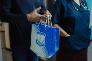Απόλλων/Μοίρασε χαμόγελα και δώρα στα μικρά παιδιά στο Γεν. Νοσοκομείο (φώτος)