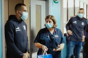 Απόλλων/Μοίρασε χαμόγελα και δώρα στα μικρά παιδιά στο Γεν. Νοσοκομείο (φώτος)