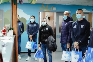 Απόλλων/Μοίρασε χαμόγελα και δώρα στα μικρά παιδιά στο Γεν. Νοσοκομείο (φώτος)