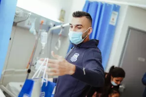 Απόλλων/Μοίρασε χαμόγελα και δώρα στα μικρά παιδιά στο Γεν. Νοσοκομείο (φώτος)