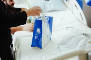 Απόλλων/Μοίρασε χαμόγελα και δώρα στα μικρά παιδιά στο Γεν. Νοσοκομείο (φώτος)