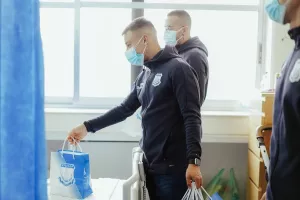 Απόλλων/Μοίρασε χαμόγελα και δώρα στα μικρά παιδιά στο Γεν. Νοσοκομείο (φώτος)
