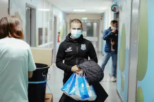 Απόλλων/Μοίρασε χαμόγελα και δώρα στα μικρά παιδιά στο Γεν. Νοσοκομείο (φώτος)