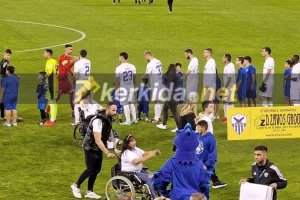Στο πόδι ολόκληρο το γήπεδο για τα παιδιά με τροχοκάθισμα (βίντεο)