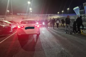 (ΦΩΤΟΣ) 20λεπτη καθυστέρηση στο Απόλλων-Δόξα λόγω κοσμοσυρροής