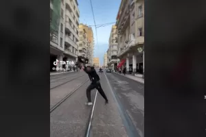 ΤΡΕΛΑ στους δρόμους στο Μαρόκο!! 