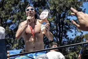 Ο Μαρτίνες τρόλαρε το... μωρό Μπαπέ στους πανηγυρισμούς