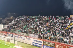 Γέμισαν οι κερκίδες με χαρτάκια για την Αμμόχωστο (φώτος)