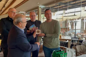 Παναθηναϊκός-Σαλαμίνα και Δήμαρχος αντάλλαξαν δώρα (Βίντεο/Φώτος Kerkida)